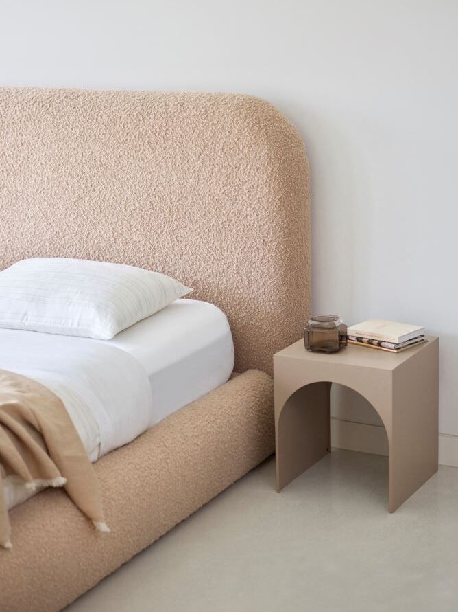 łóżko tapicerowane tkaniną bouclé