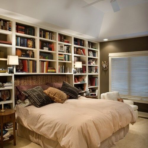 pokój z książkami sypialnia