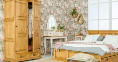 Mała sypialnia z szafą i biurkiem: rozwiązania dla par i dla singli