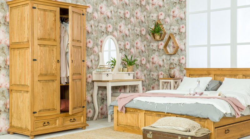 Mała sypialnia z szafą i biurkiem: rozwiązania dla par i dla singli